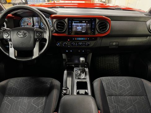 Used 2017 Toyota Tacoma TRD Sport AWD/4WD image 18