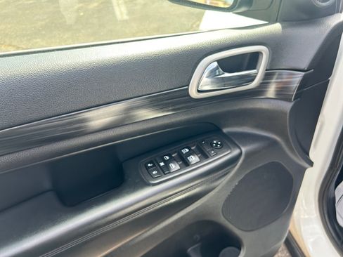 Used 2021 Jeep Grand Cherokee Laredo X AWD/4WD image 13