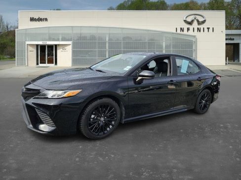 Used 2020 Toyota Camry SE image 1