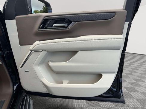 Used 2025 GMC Yukon Denali w/ Advanced Technology Package RWD image 30