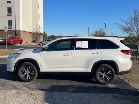 Used 2019 Toyota Highlander LE image 2