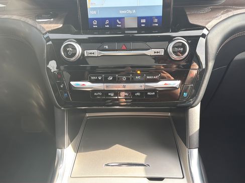 Certified 2023 Ford Explorer Platinum w/ Technology Package AWD/4WD image 33