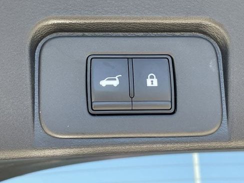 Used 2025 Nissan Rogue SV FWD image 28