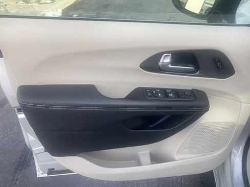 Used 2024 Chrysler Pacifica Touring-L image 3