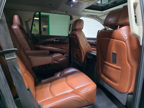 Used 2019 Cadillac Escalade Premium Luxury image 25