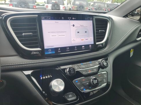 New 2026 Chrysler Pacifica Select FWD image 17