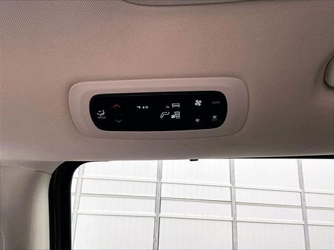 Used 2023 Chrysler Pacifica Touring-L FWD image 28