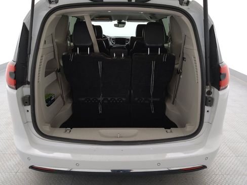 Used 2023 Chrysler Pacifica Touring-L FWD image 29
