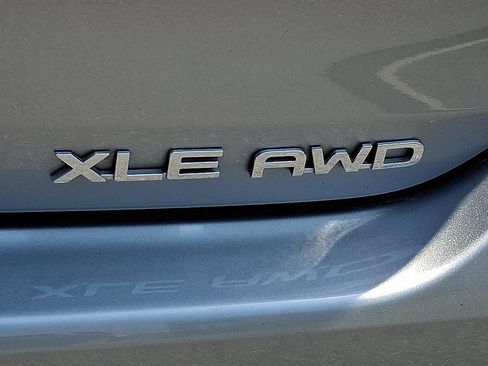 Used 2021 Toyota Highlander XLE AWD/4WD image 33