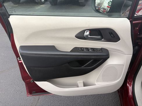 Used 2023 Chrysler Pacifica Touring-L image 3