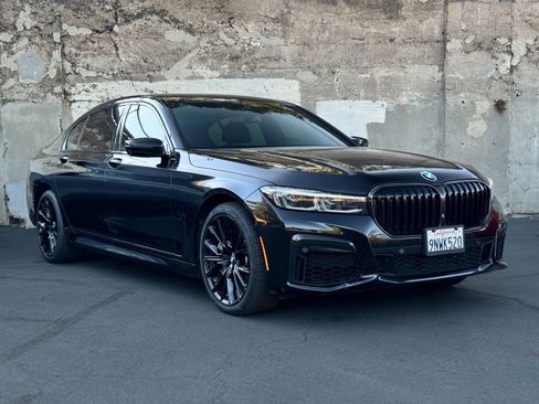 Used 2020 BMW 750i xDrive w/ M Sport Package AWD/4WD image 2