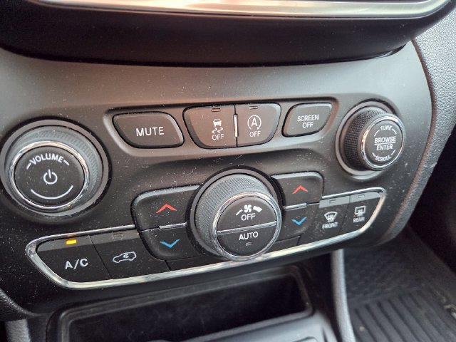 Used 2019 Jeep Cherokee Limited AWD/4WD image 15