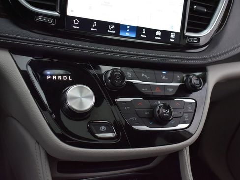 Used 2024 Chrysler Pacifica Limited image 19