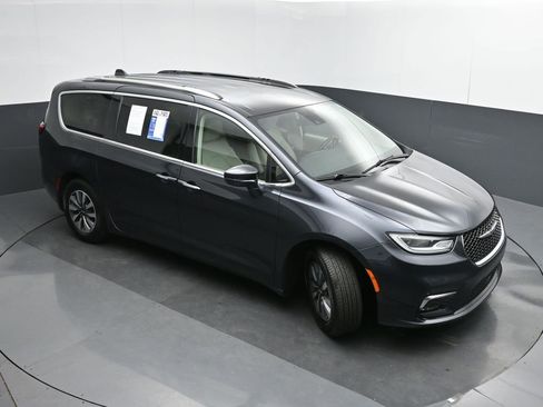 Used 2021 Chrysler Pacifica Touring-L image 38