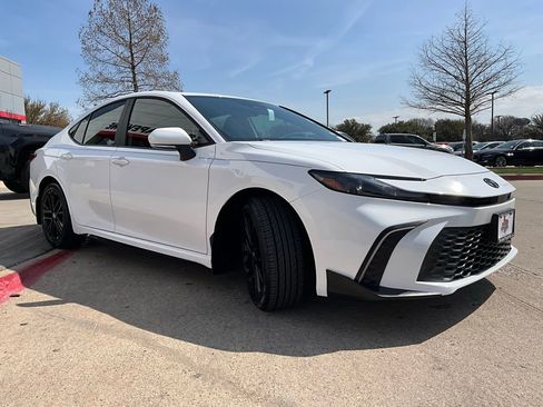 Used 2025 Toyota Camry SE w/ Convenience Package image 5