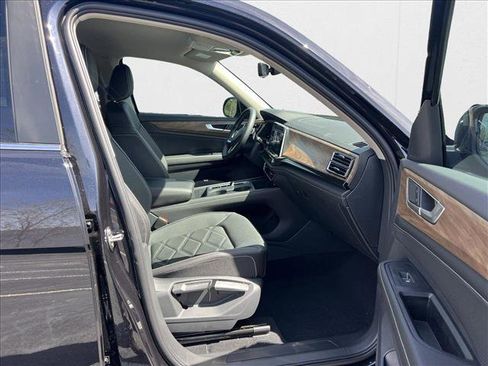 Certified 2025 Volkswagen Atlas SE image 18