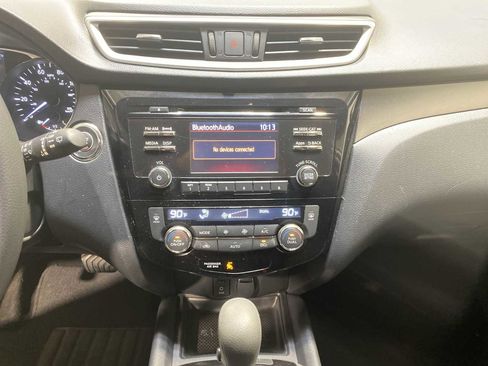 Used 2016 Nissan Rogue SV image 16