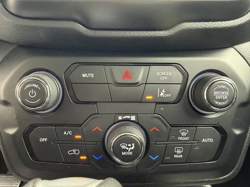 Used 2023 Jeep Renegade Altitude w/ Convenience Group I AWD/4WD image 17