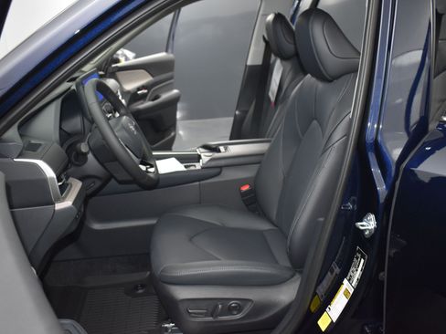 Used 2025 Toyota Grand Highlander AWD Hybrid image 23