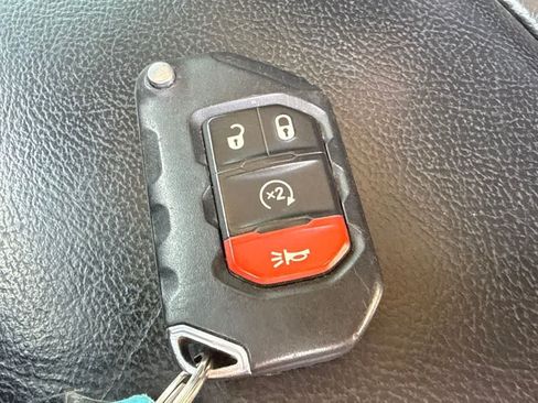 Used 2018 Jeep Wrangler Unlimited Sahara AWD/4WD image 11