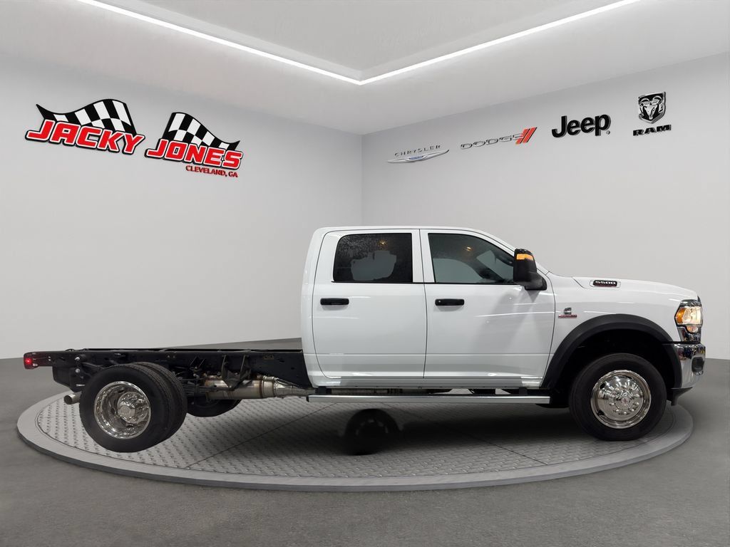 Used 2024 RAM 5500 Tradesman w/ Chrome Appearance Group AWD/4WD image 9
