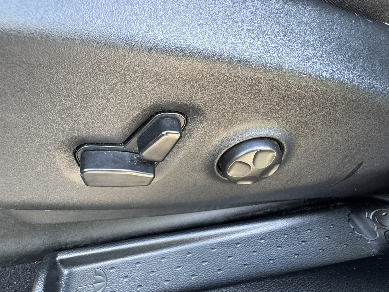 Used 2025 Chrysler Pacifica Limited FWD image 11