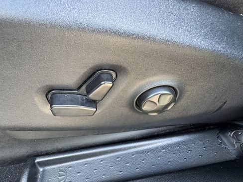 Used 2025 Chrysler Pacifica Limited FWD image 11