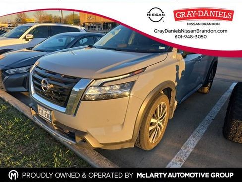 Used 2023 Nissan Pathfinder Platinum image 1