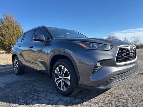 Used 2023 Toyota Highlander XLE image 3