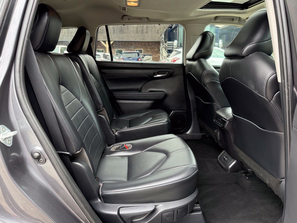 Used 2021 Toyota Highlander XLE AWD/4WD image 19