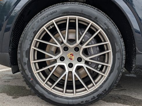 Used 2022 Porsche Cayenne AWD/4WD image 15
