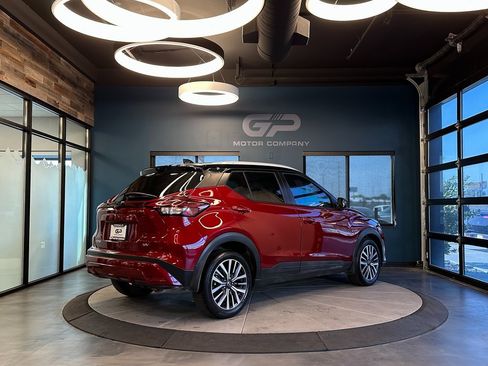Used 2023 Nissan Kicks SV image 3