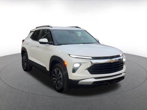 Used 2025 Chevrolet TrailBlazer LT image 3