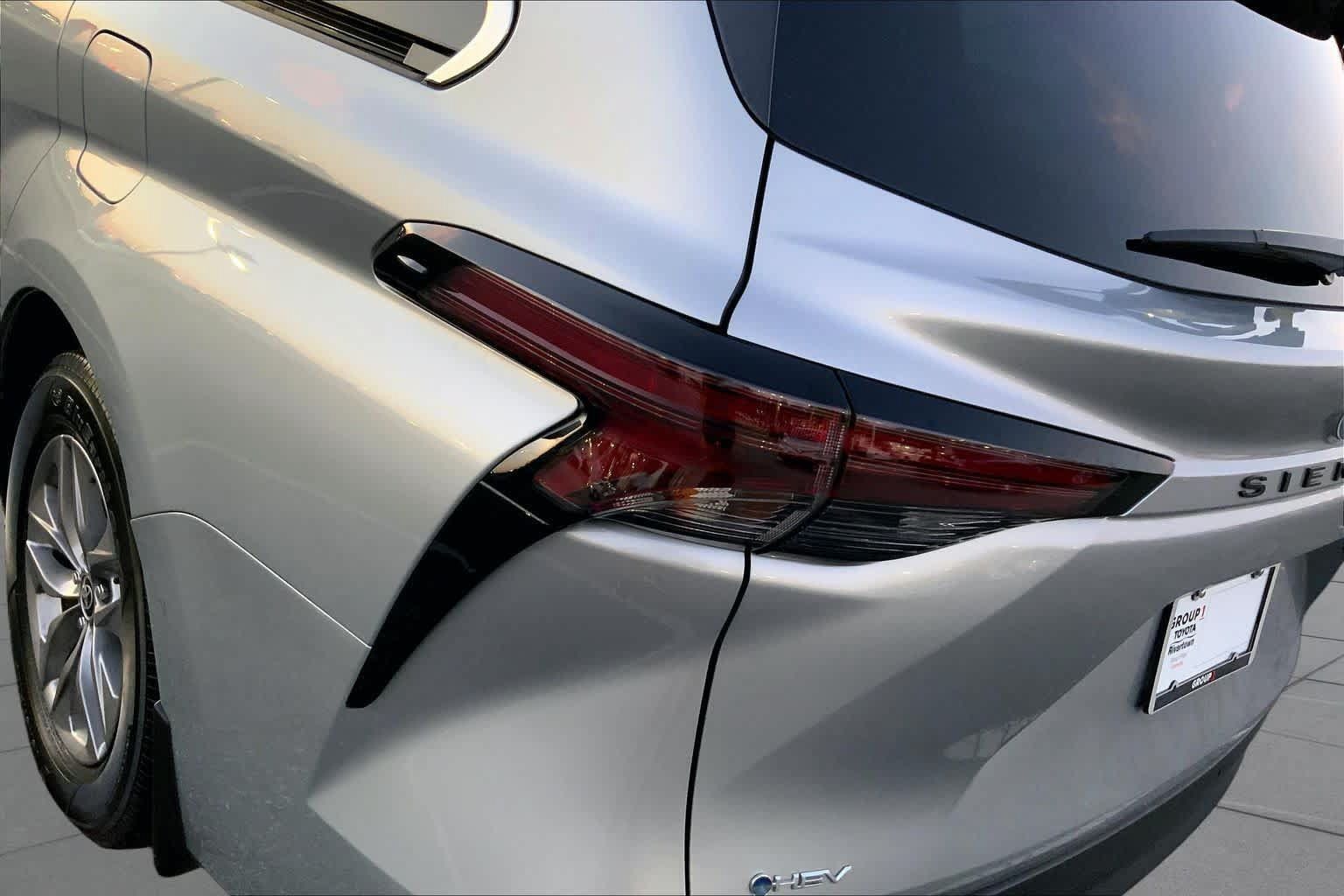 Used 2025 Toyota Sienna XLE FWD image 25