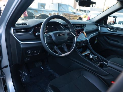 New 2025 Jeep Grand Cherokee Altitude image 10