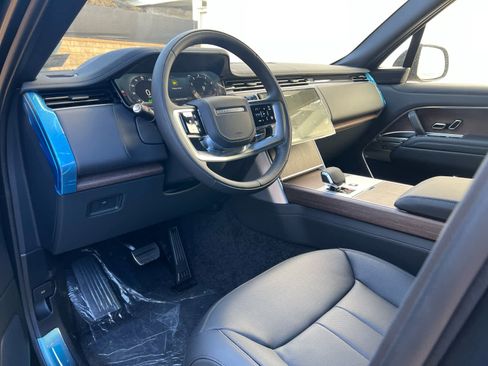 Certified 2025 Land Rover Range Rover SE image 12