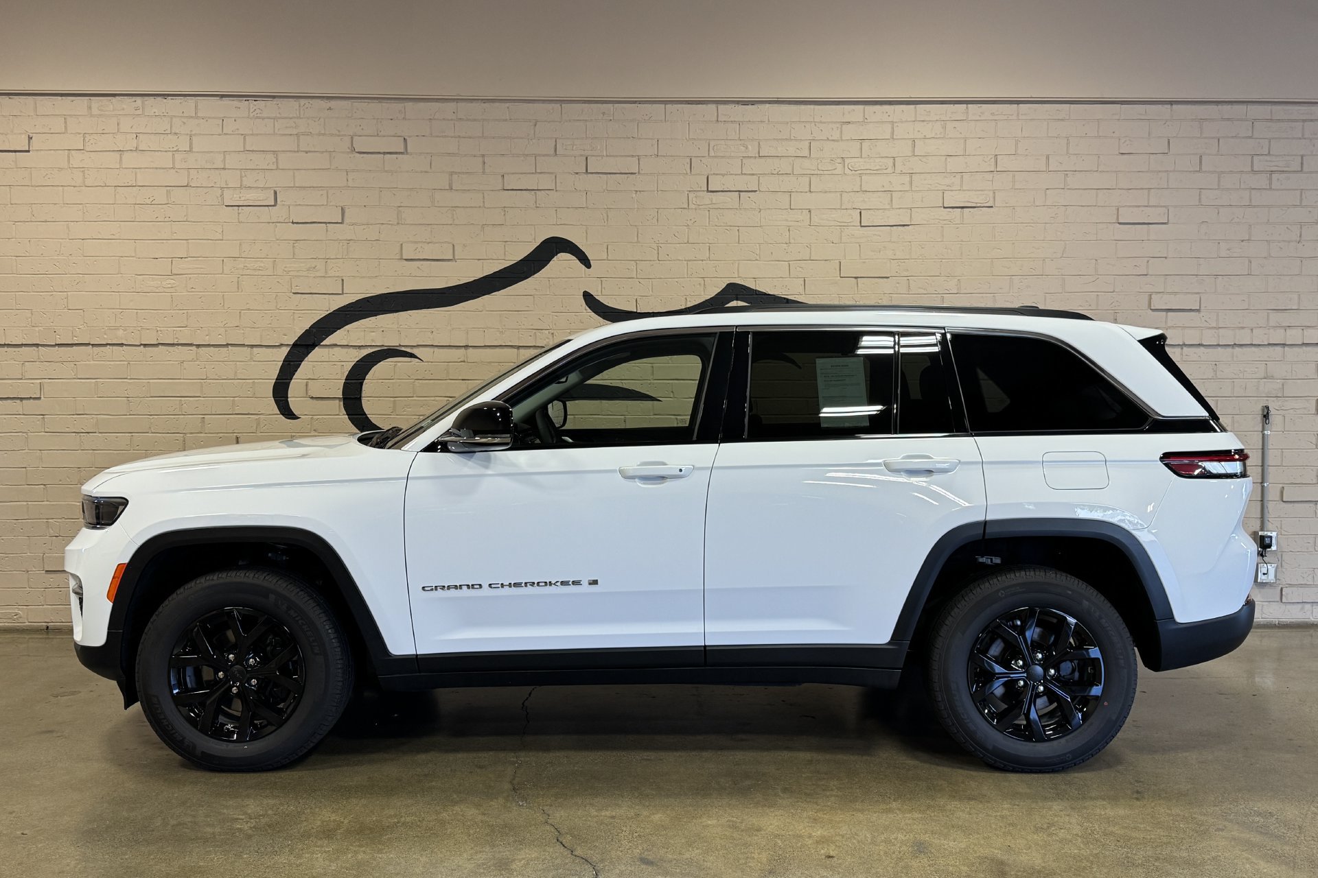 Used 2023 Jeep Grand Cherokee Limited AWD/4WD image 10