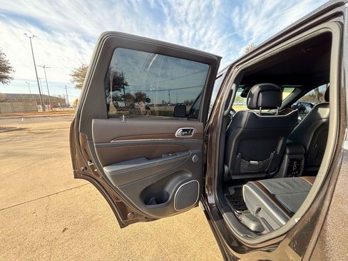 Used 2017 Jeep Grand Cherokee Overland w/ Jeep Active Safety Group image 21