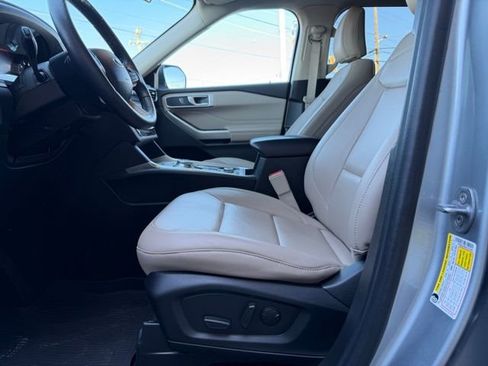 Used 2023 Ford Explorer XLT w/ Equipment Group 202A image 27