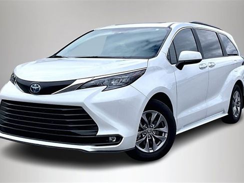 Used 2025 Toyota Sienna XLE image 2