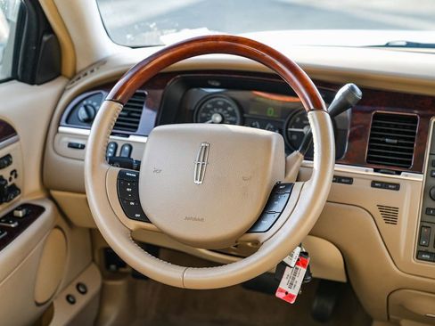 Used 2008 Lincoln Town Car Signature Limited image 16