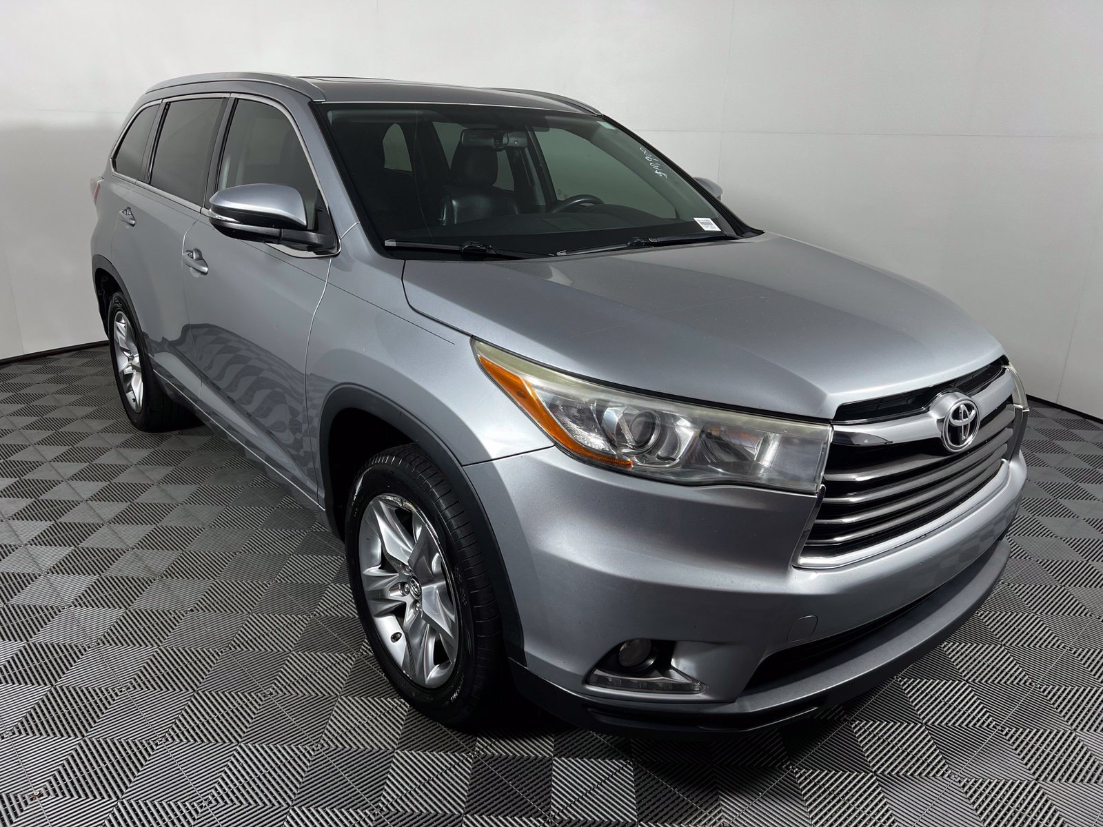 Used 2016 Toyota Highlander Limited w/ Four Season Floor Mat Package FWD image 3