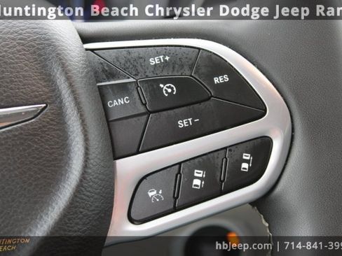 Used 2023 Chrysler Pacifica Touring-L image 17