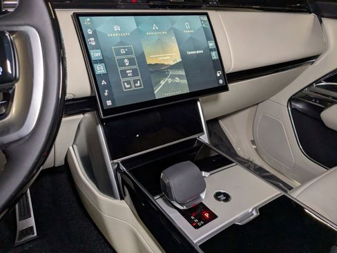 New 2025 Land Rover Range Rover SE image 12