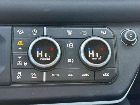 Used 2020 Land Rover Defender 110 First Edition AWD/4WD image 20