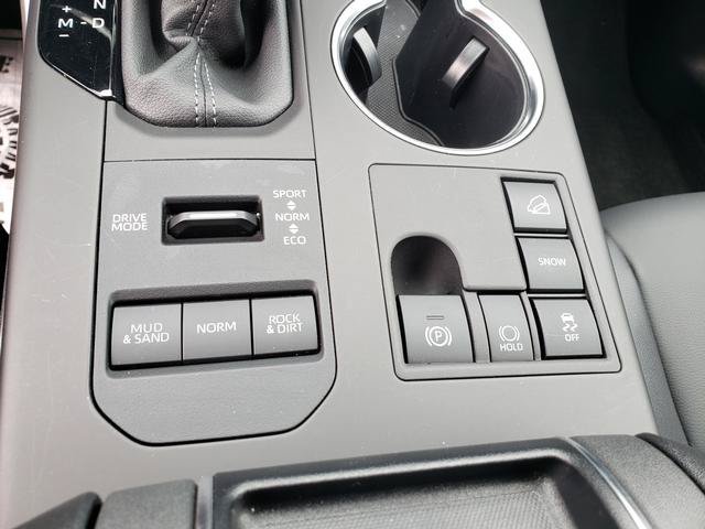 Used 2024 Toyota Highlander XLE AWD/4WD image 23