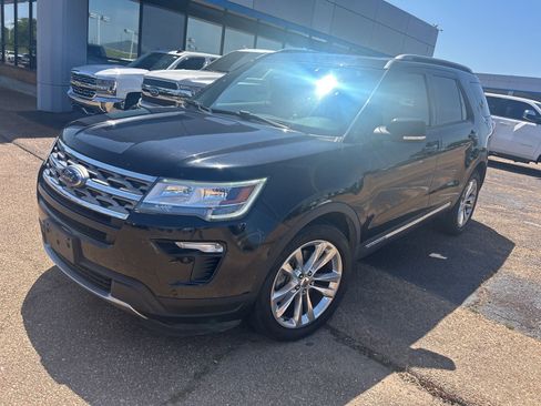 Used 2018 Ford Explorer XLT w/ Equipment Group 202A FWD image 3