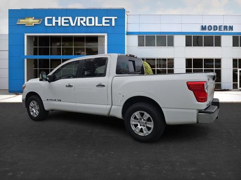 Used 2018 Nissan Titan SV image 3