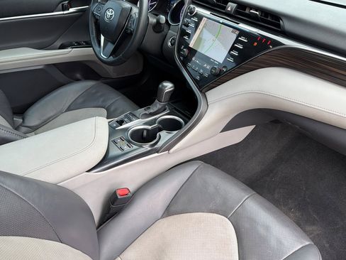 Used 2020 Toyota Camry XLE image 12