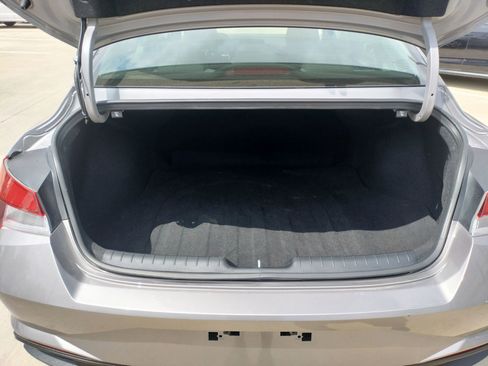 Used 2023 Hyundai Elantra SE image 9